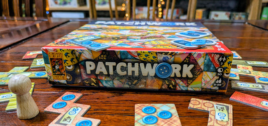 Review: Patchwork — "Gezellig puzzelen met lapjes en knopen!" (Door Harry de Dwerg)